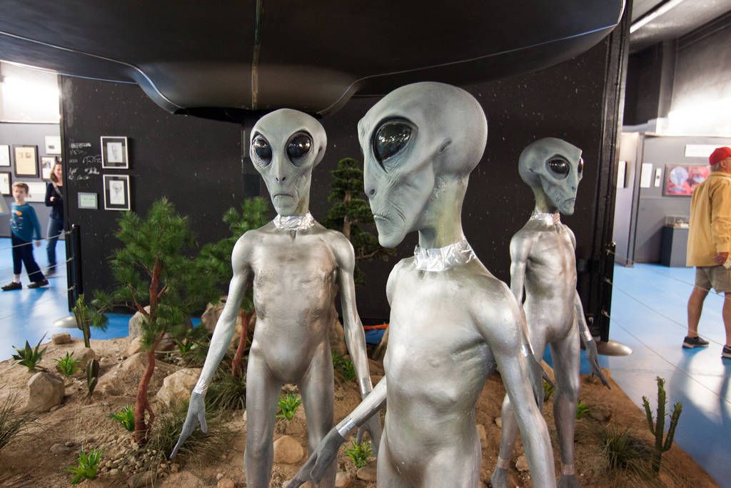 Gray_aliens_closeup_at_UFO_museum_in_Roswell
